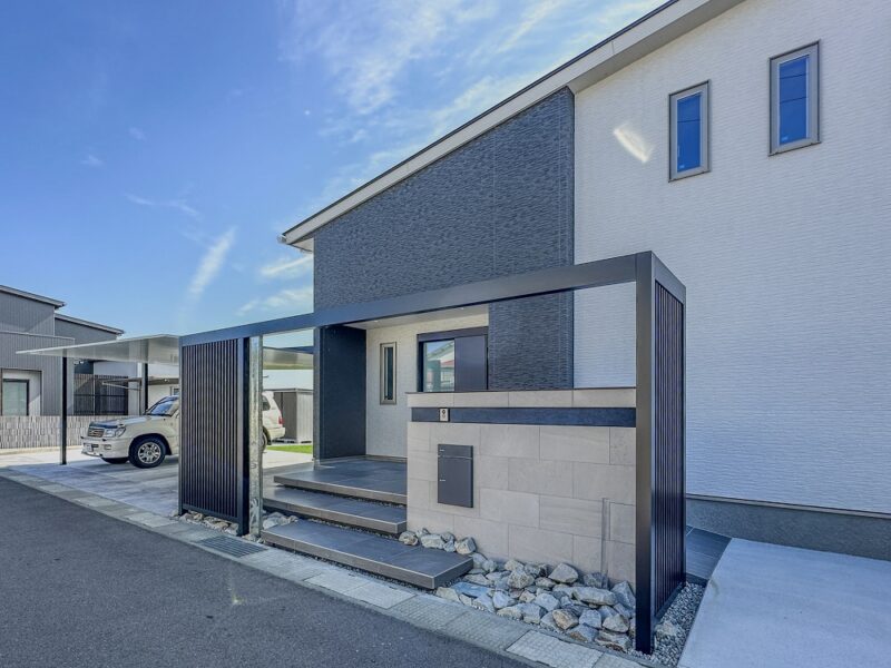 スタイリッシュなファサード、カーポートSCで演出　香川県丸亀市エクステリア・外構施工例